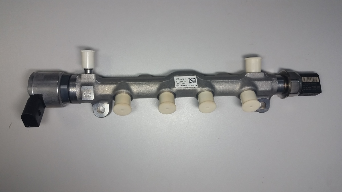 Рейка топливная 04L089 G  04L125A с датчиками в сборе 04L130764C 04L906054  