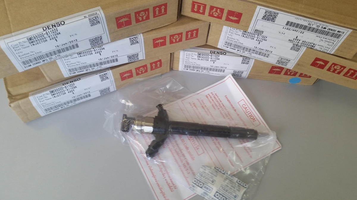 Форсунка Denso 095000-8110 Mitsubishi Pajero Sport (1465A307) 