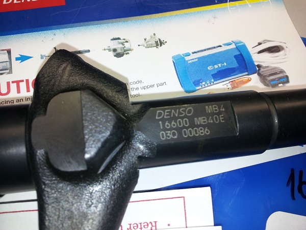 Форсунка Denso 095000-6240 16600VM00D 16600MB40E NISSAN