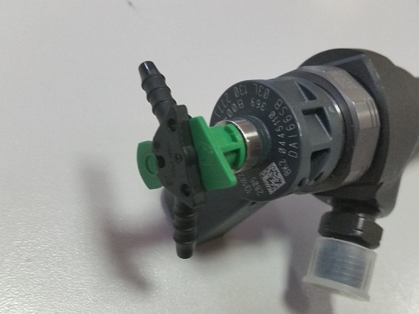 Штуцер обратки форсунки топливопровода 03L130235N NEW ORIGINAL VAG