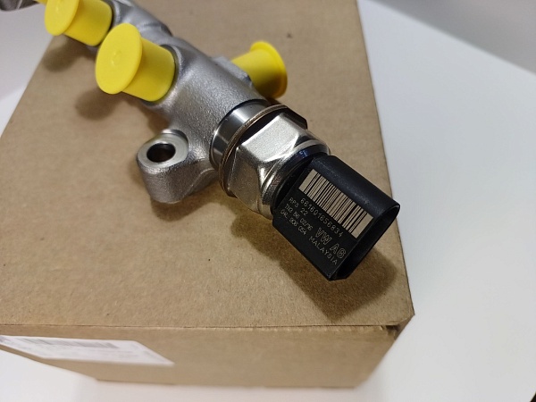 РАМПА В СБОРЕ 04L130089F NEW ORIGINAL ( в компл.с датчиками 04L130764B 04L906054 )