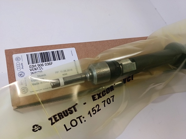 Форсунка бензиновая VW 03H906036F
