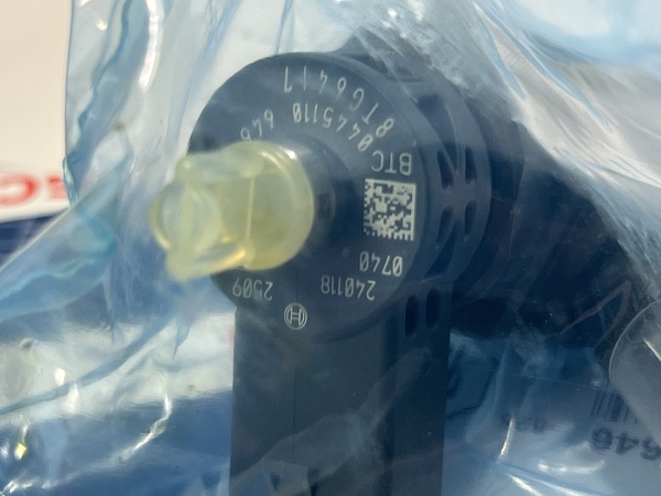 Форсунка BOSCH 0445110646  VW 03L130277Q ORIGINAL NEW  