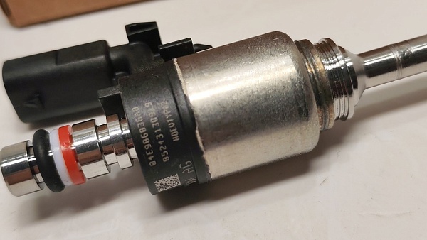 Форсунка бензиновая VW 04E906036AD
