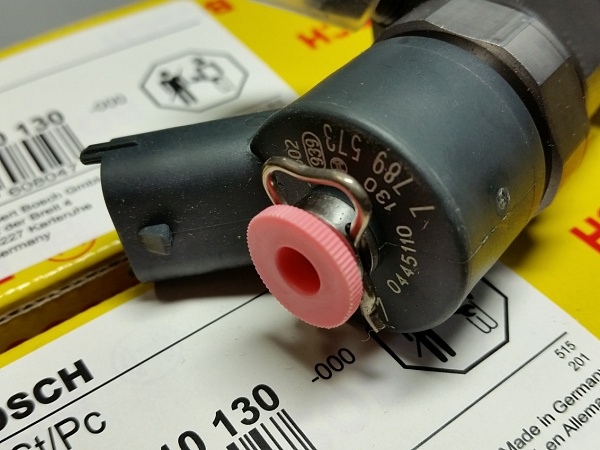 Форсунка BOSCH 0445110130 13537789573 ( с гильзой в сборе )