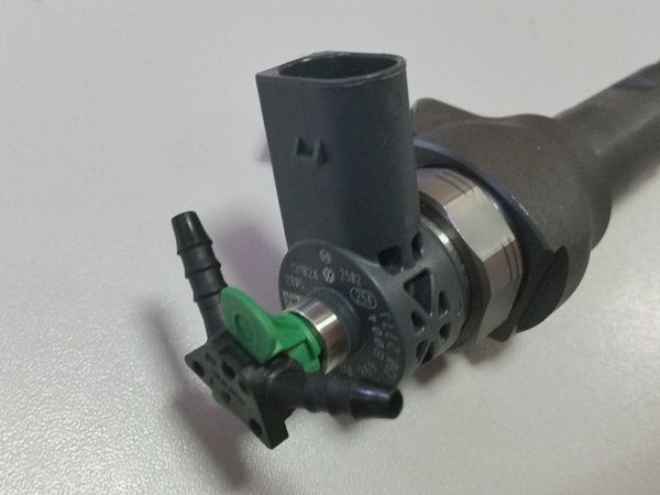 Штуцер обратки форсунки топливопровода 03L130235N NEW ORIGINAL VAG